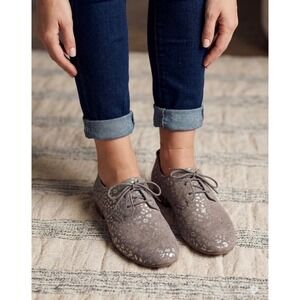 Sanuk Bianca Lux Womens 6.5 Grey Metallic Silver Leopard Print Lace Up Oxfords